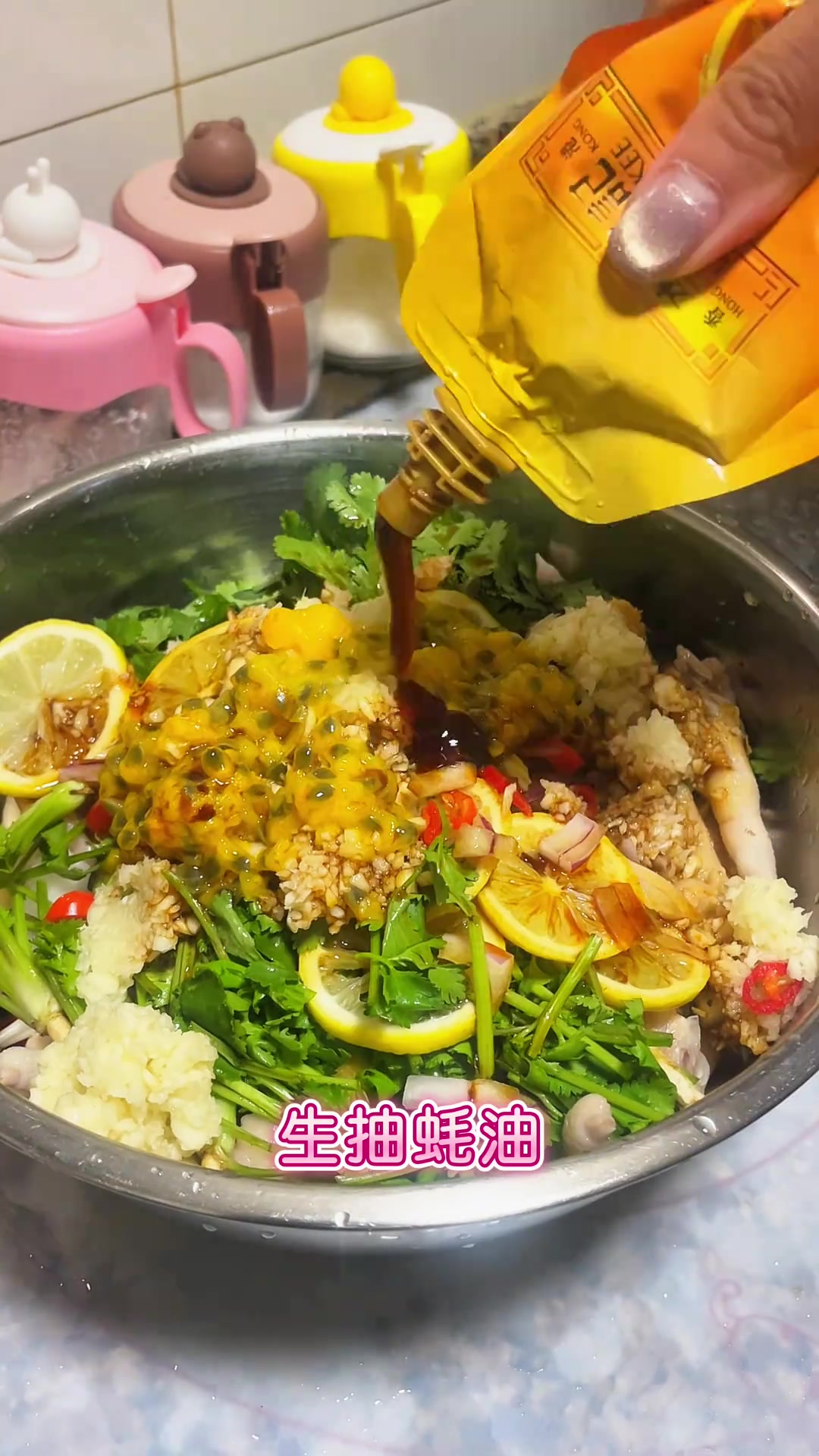 天越来越热,太适合吃柠檬酸辣鸡爪啦!今天多放了百香果,果香浓郁,鸡爪一点不腥,特别好吃,一