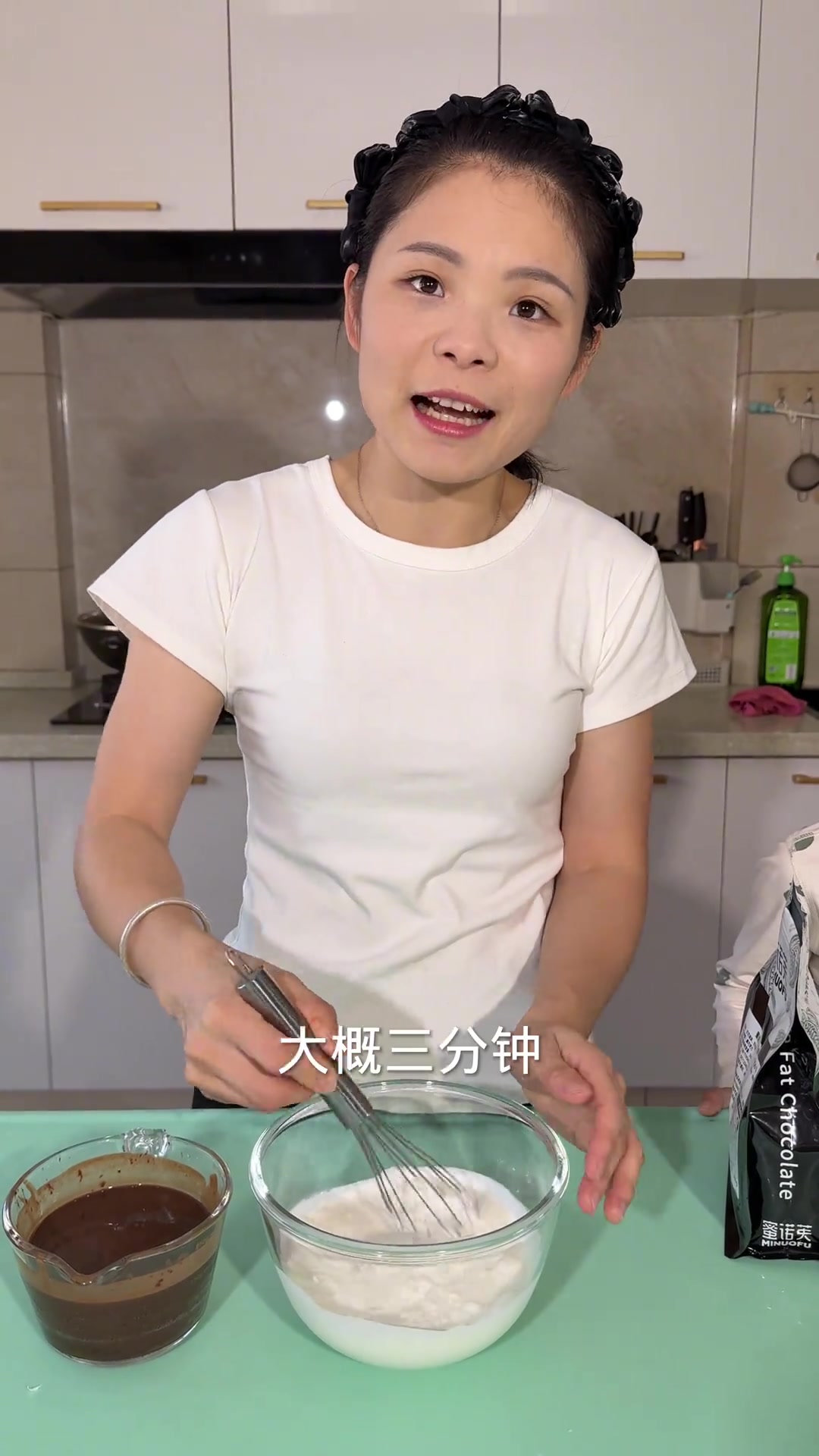 不用烤箱打蛋器！夏季巧克力慕斯蛋糕做法超简单