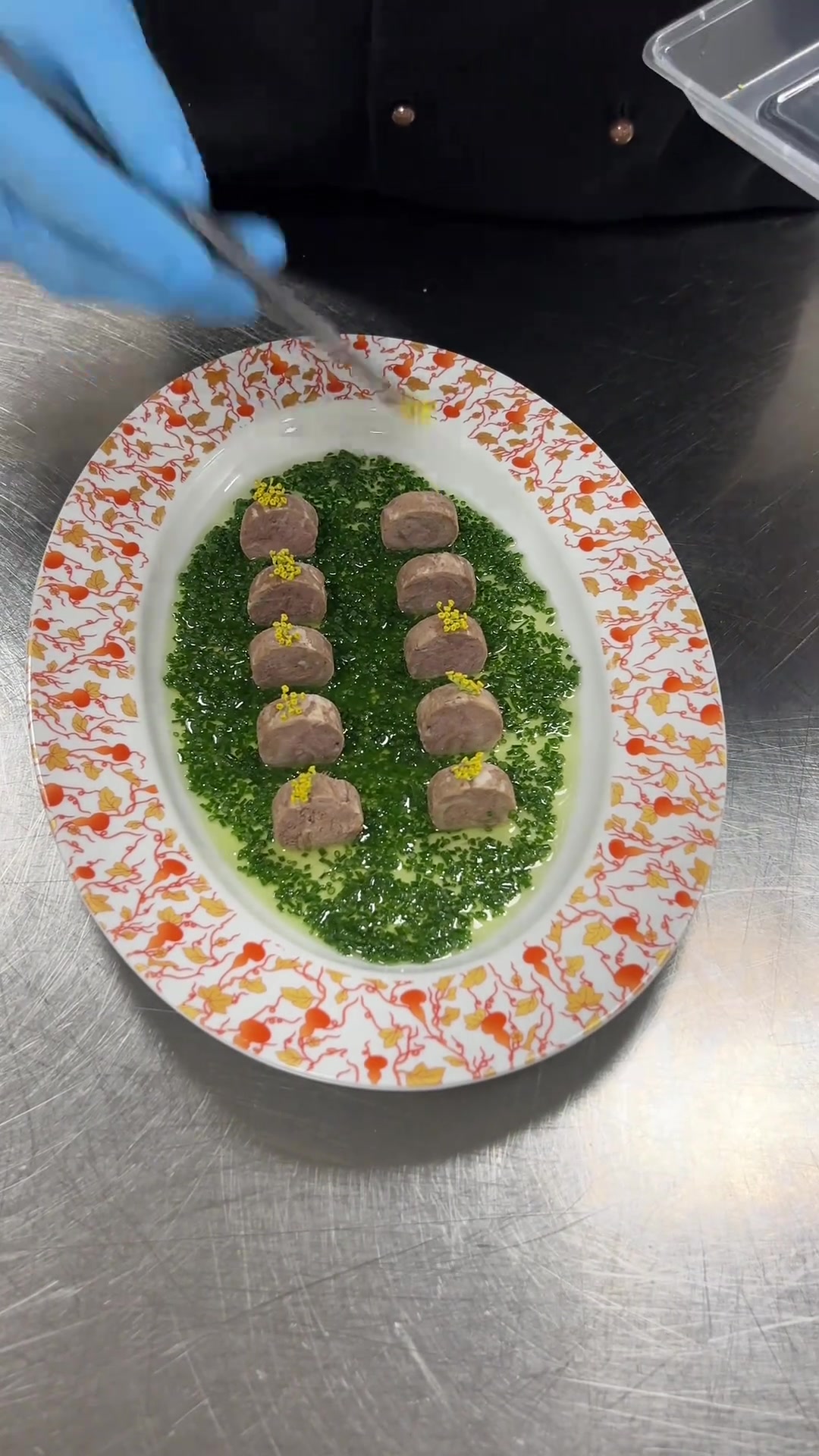 《沙葱酱配羊肉卷》沙葱酱独特风味给羊肉卷加分，鲜上加鲜，超赞！好久不见感谢大家支持加油满满