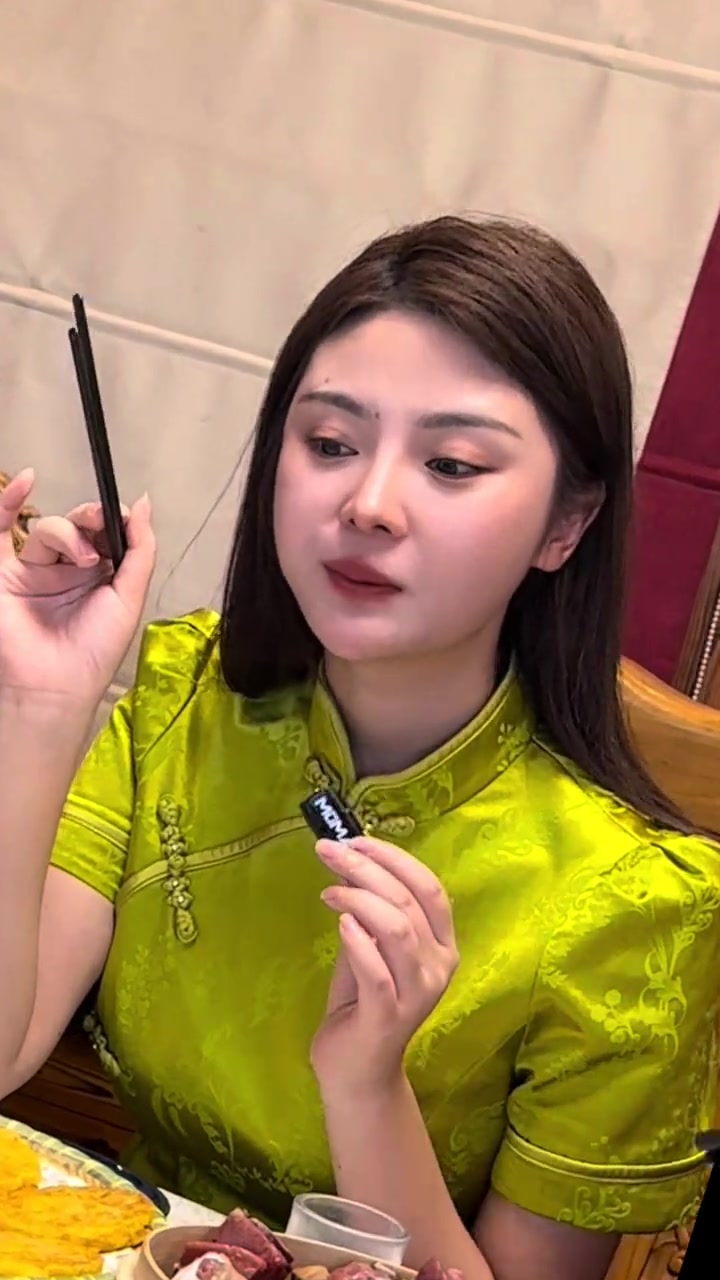 挑战吃江湖菜100家第一家铁山坪花椒鸡,麻辣味加重,重庆江湖菜特色就是在佐料里找肉