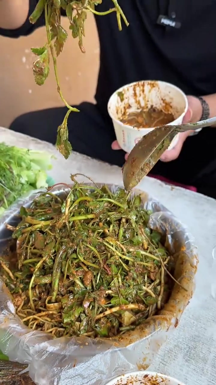 西门特色凉拌野菜吃法独特味道超赞