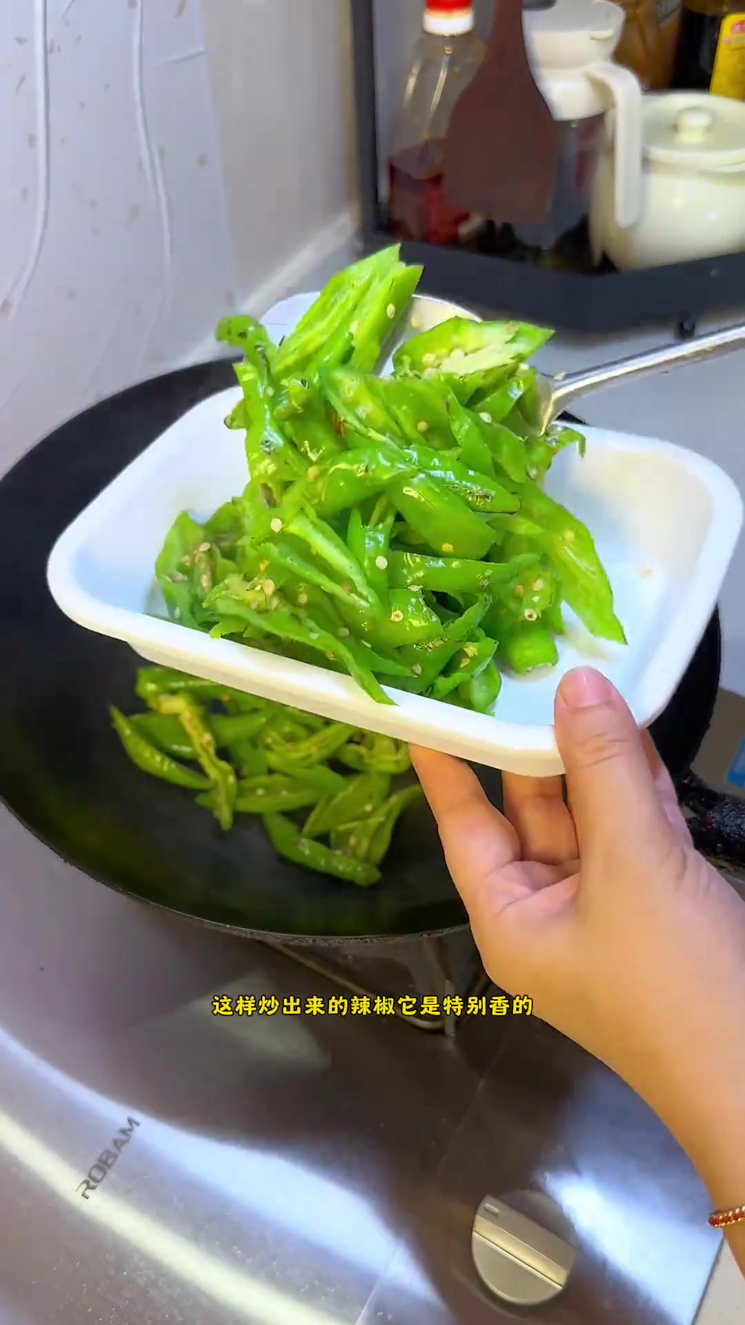 全职妈妈在家做私厨代炒的一天,今日菜单:椒盐猪蹄,蒜蓉虾尾,辣椒炒肉,看看这样的家常菜有你