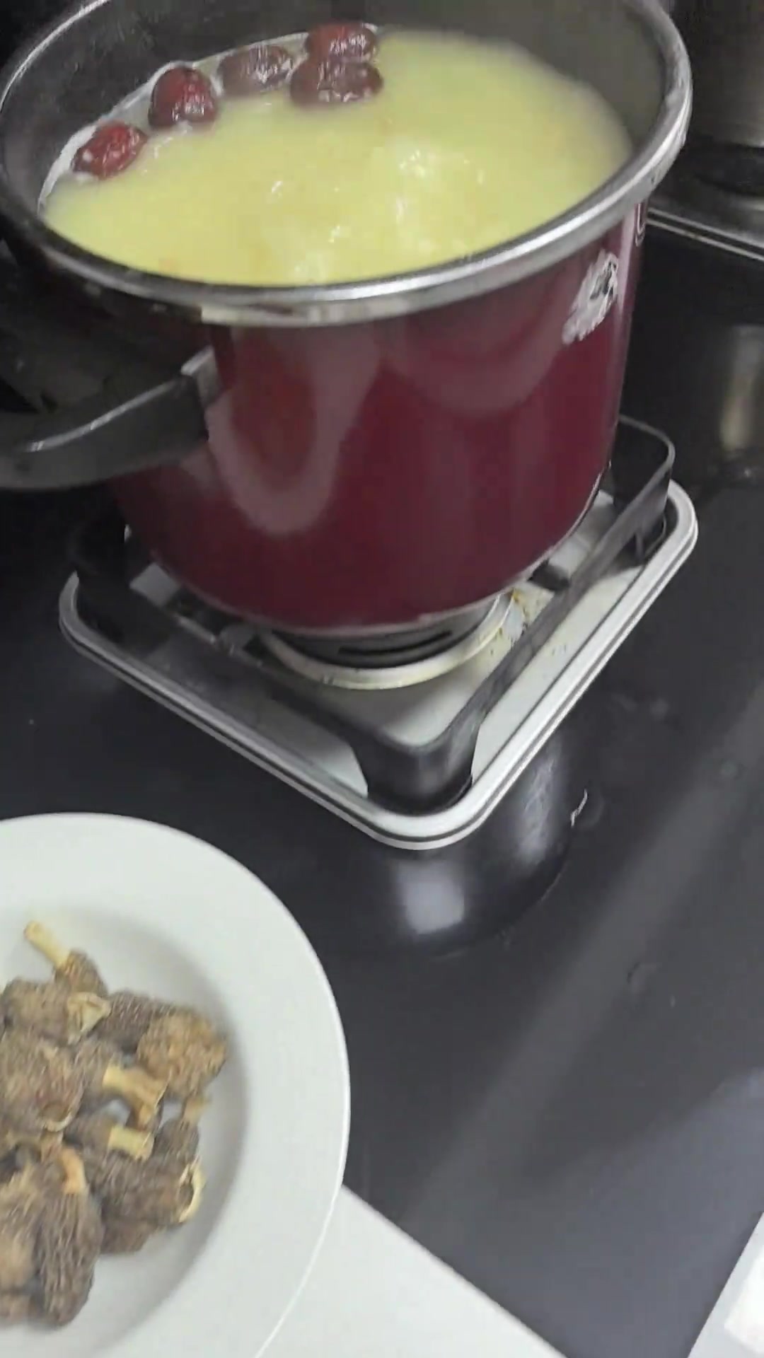 羊肚菌松茸土鸡汤,来农场做事的记工分兑鸡汤