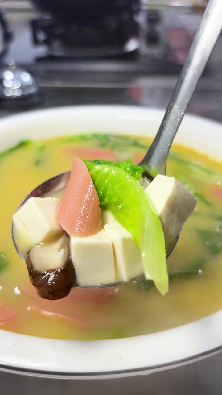 爆油咸鸭蛋搭香菇豆腐汤，鲜到跺脚！建议收藏试做