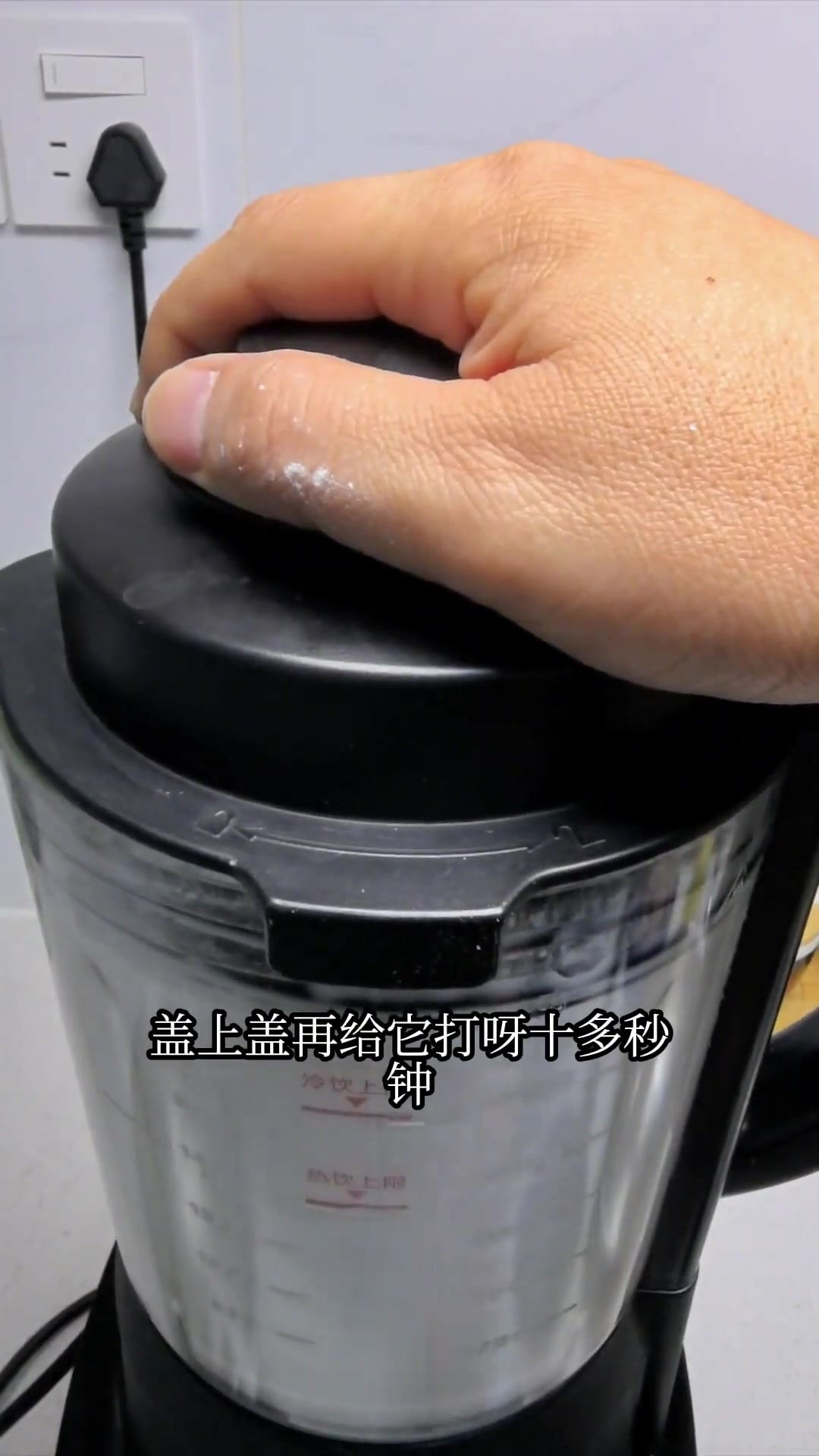 天津传统早点，米饼夹鸡蛋，米饼的香味夹上鸡蛋，配上简单的食材，太好吃了！