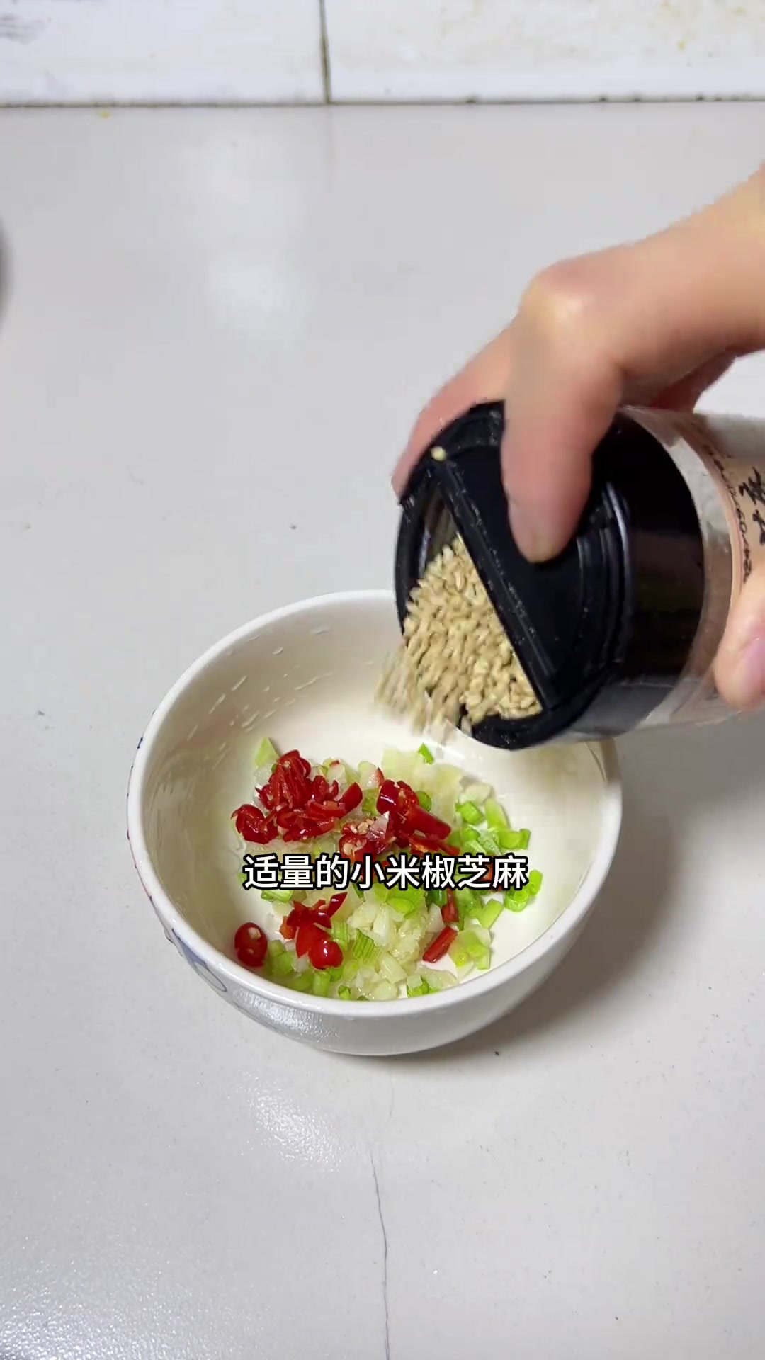 天热没胃口？试试酸辣凉拌皮蛋，清爽解腻又好吃！