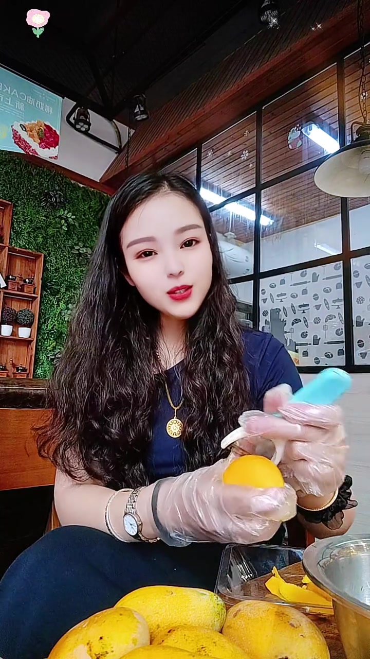 又在削芒果了做芒果蛋糕盒子