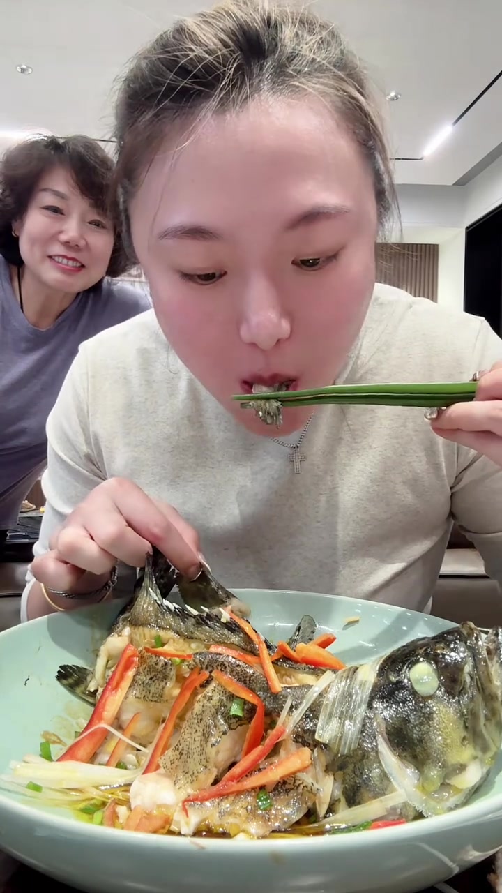 哇我爸这石斑鱼做的太棒了，就是我家没有鱼盘子不完美