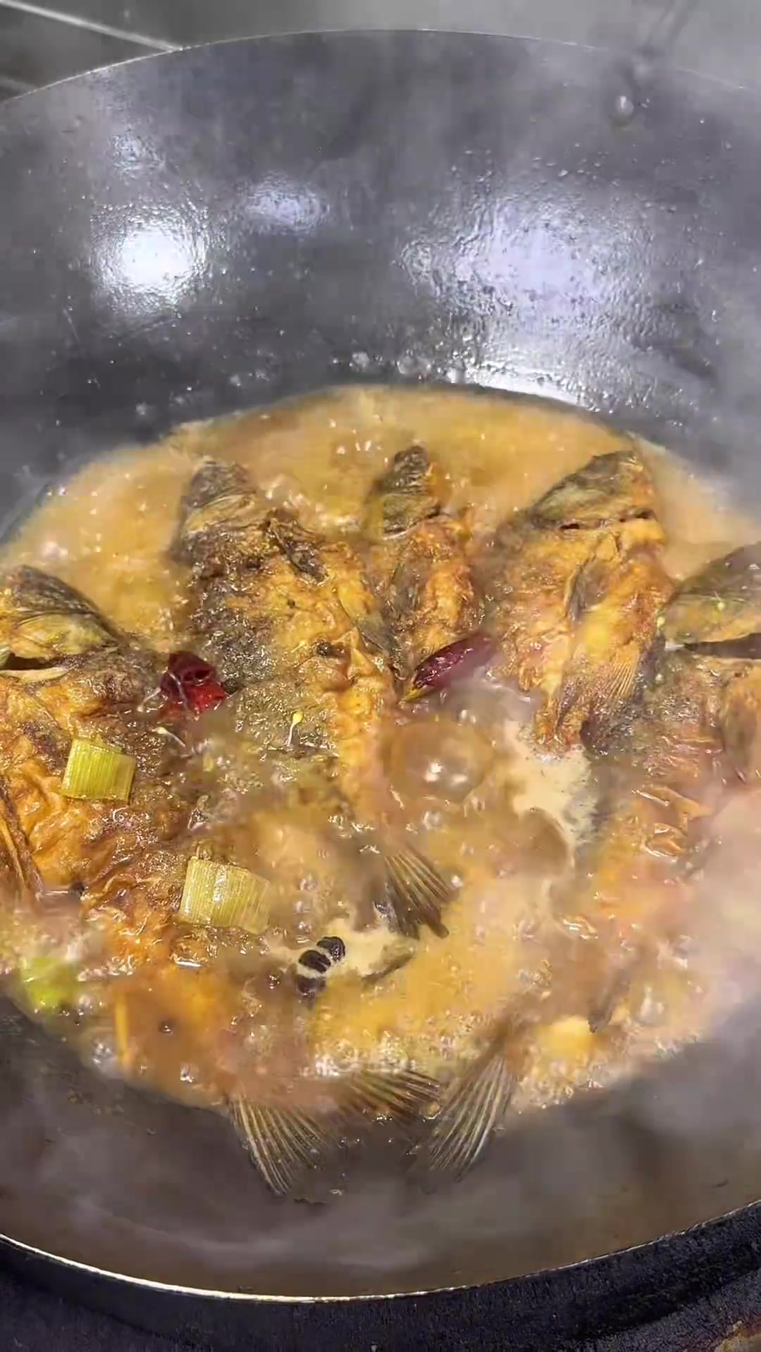 开封名菜黄焖鲫鱼，鱼肉鲜嫩又入味