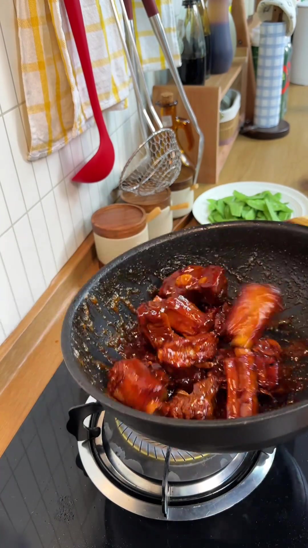 今日收摊回家,吃红烧排骨与清炒荷兰豆