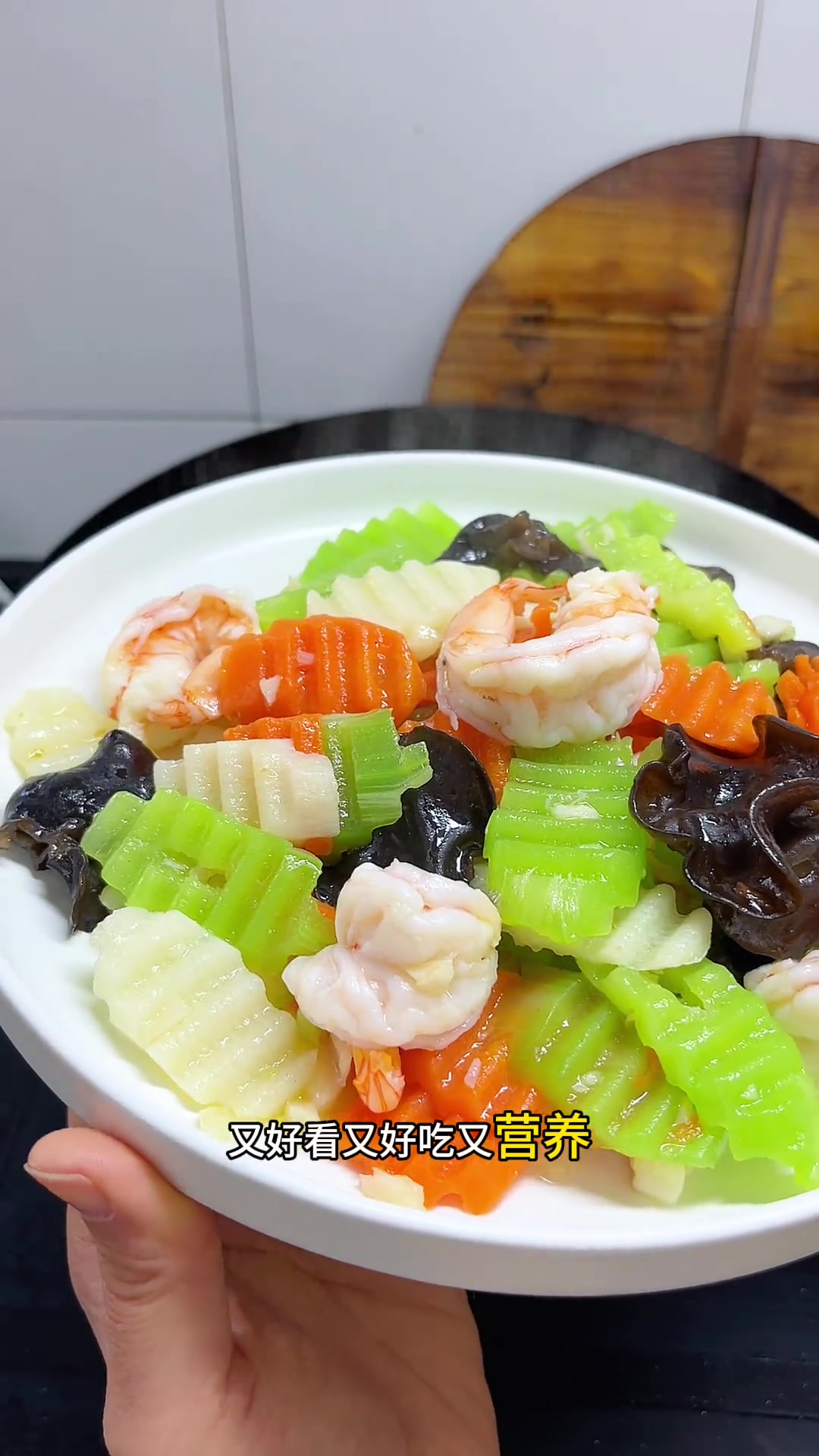 今天午餐色香味俱全，家常饭菜好吃又营养，超满意