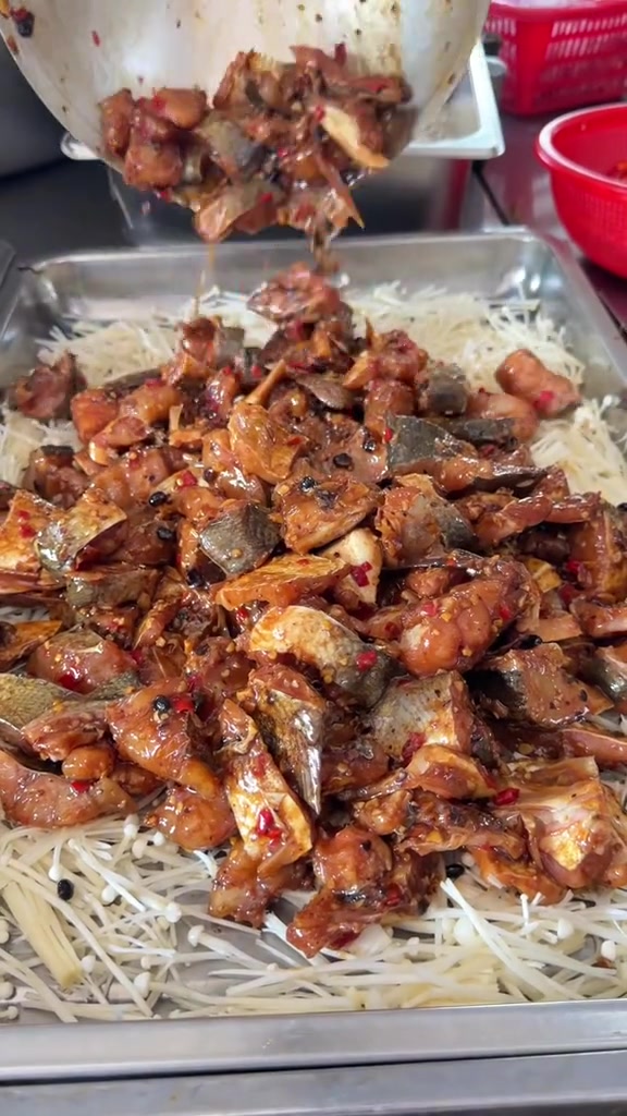 大锅菜的豆豉剁椒蒸鱼做法简单，鲜嫩多汁，受大众喜欢