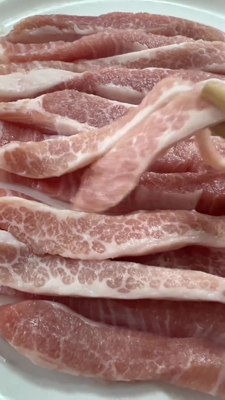 猪颈肉是猪身上唯一一块雪花肉,被喻为黄金六两肉!