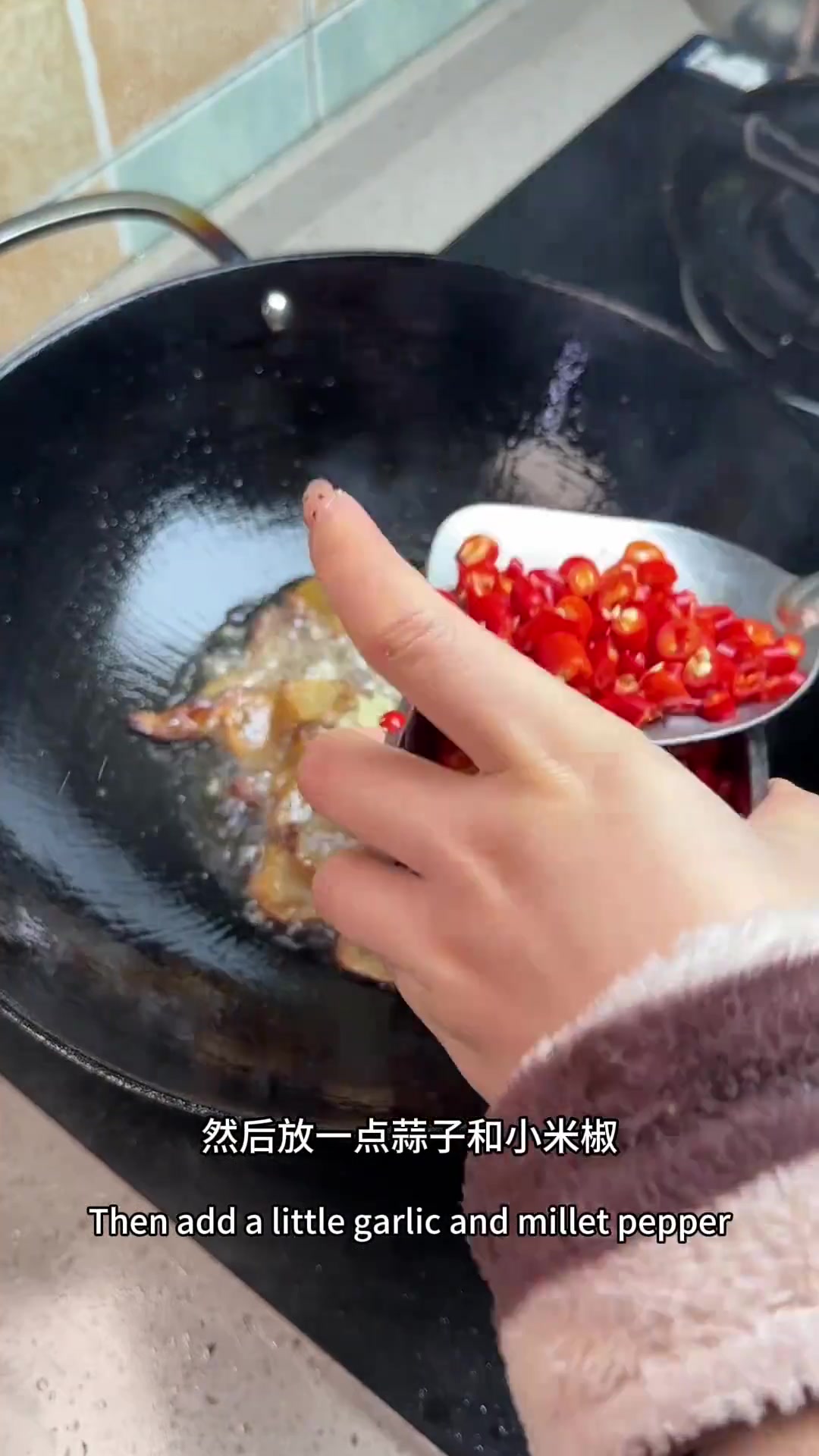 今天做了我们全家都爱吃的芥莴笋炒腊肉，有些地方也叫棒菜，这样炒出来真的超级好吃