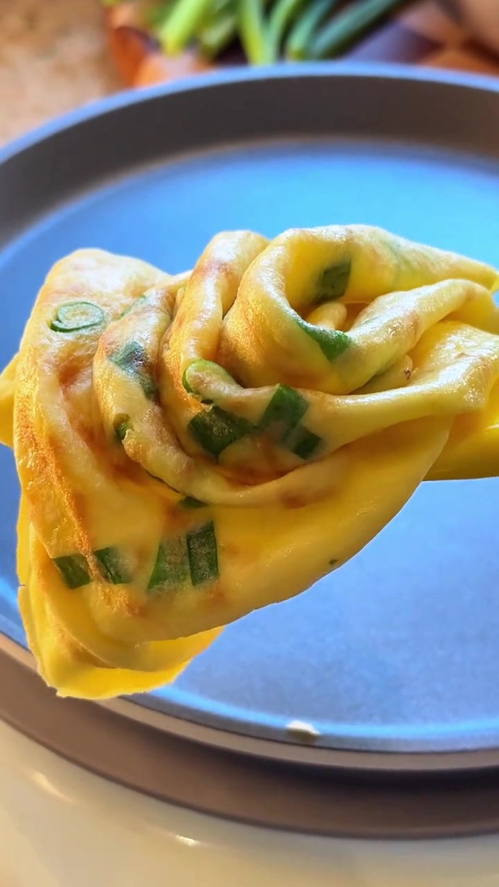 山东小孩的早餐，不用和面，1分钟1张的鸡蛋水饼，又软又弹，小朋友可爱吃了