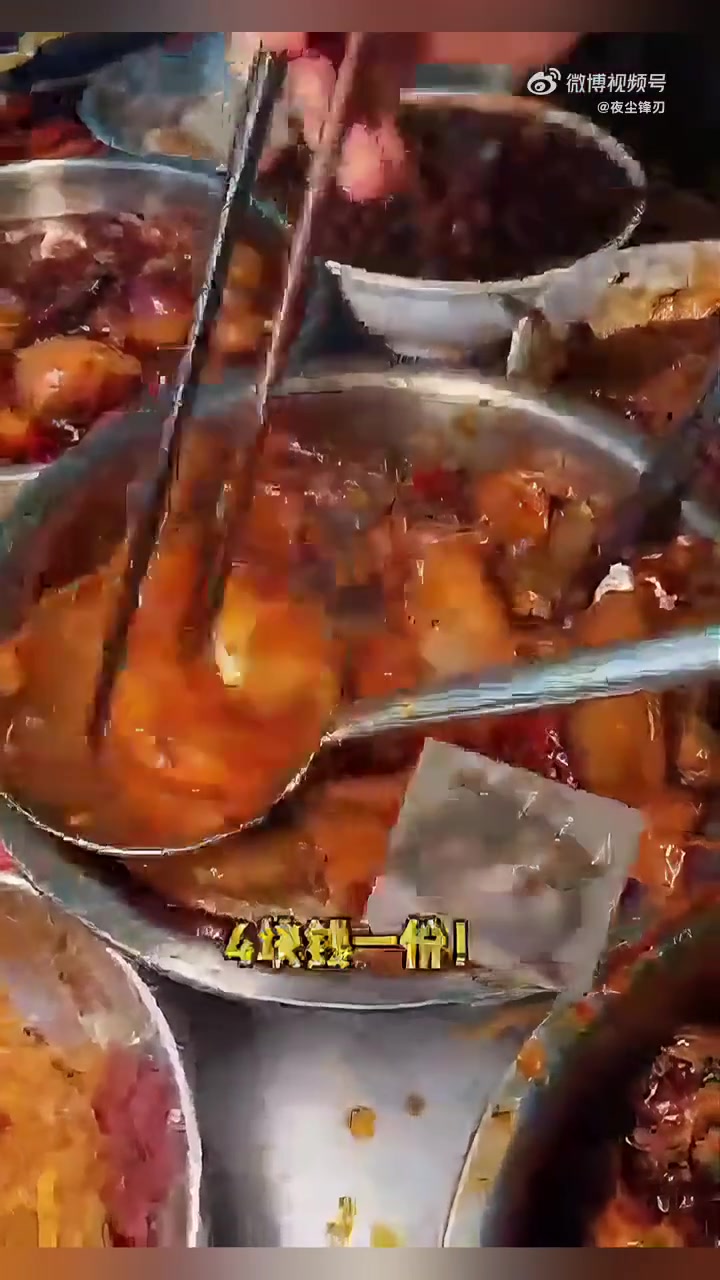 的南昌水煮 你最爱吃水煮里的什么配菜？南昌水煮，是洪城暗夜里沸腾的辣魂熔炉！九宫格里糊汤翻