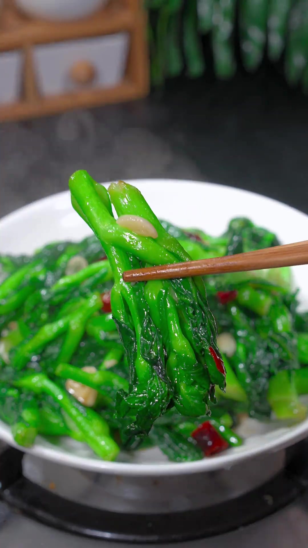 这个季节的苏北青菜苔正当季简单炒一炒就特别好吃,又嫩又糯又清甜