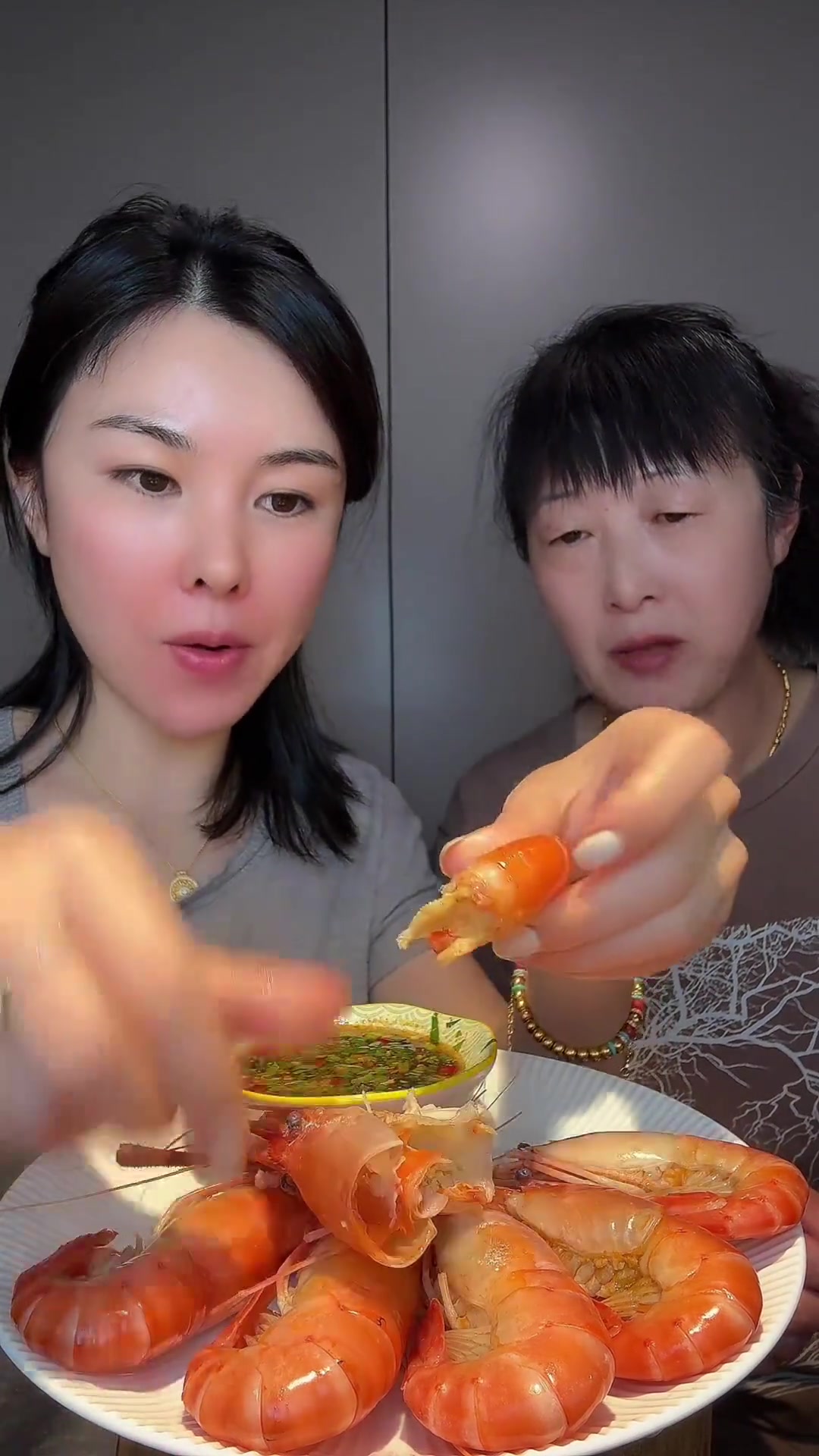 带婆婆吃点这个罗氏虾个头都很大,而且都是活虾制作肉品质非常高,品质很棒营养价值非常高,高蛋