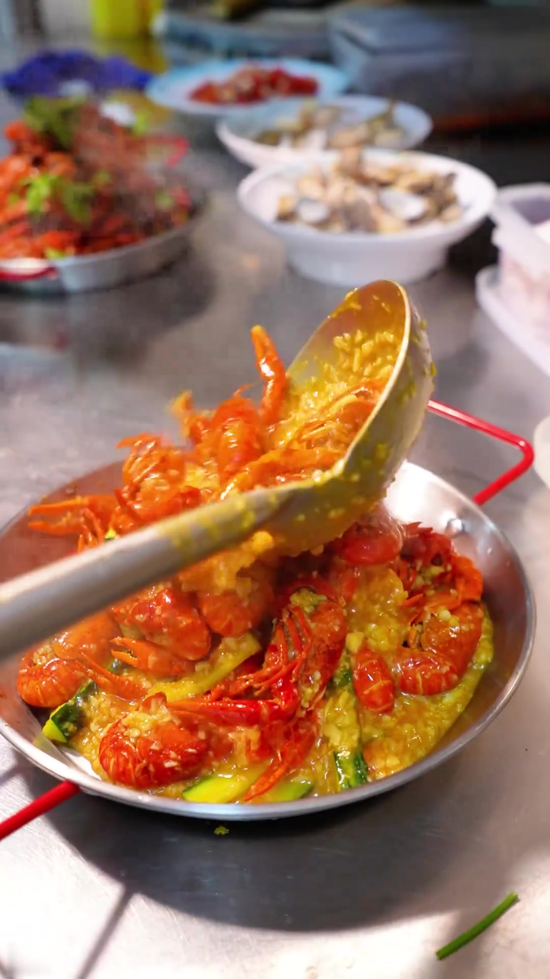 小龙虾现炒现做，虾饭油条是招牌！