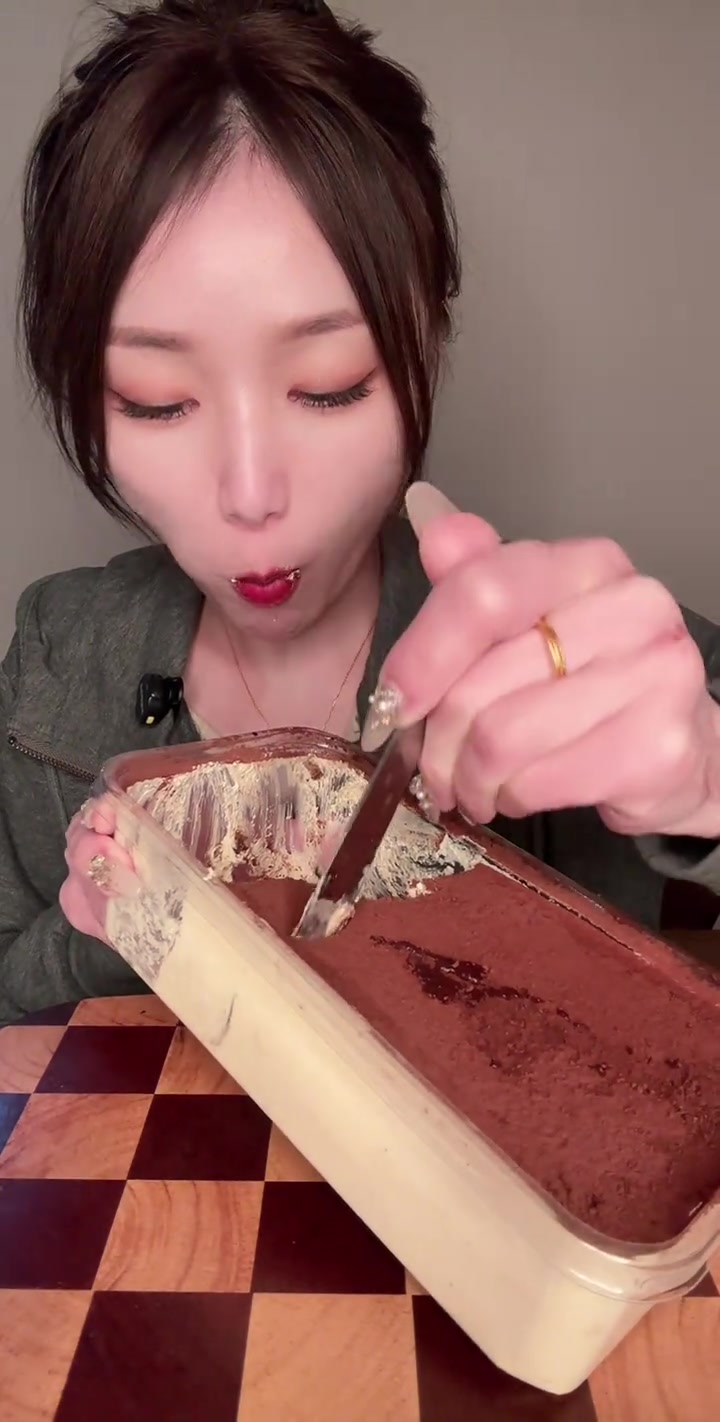 喜欢甜品的小伙伴看过来了,意式提拉米苏,超大一盒,配料超干净,特别好吃,大人孩子放心吃