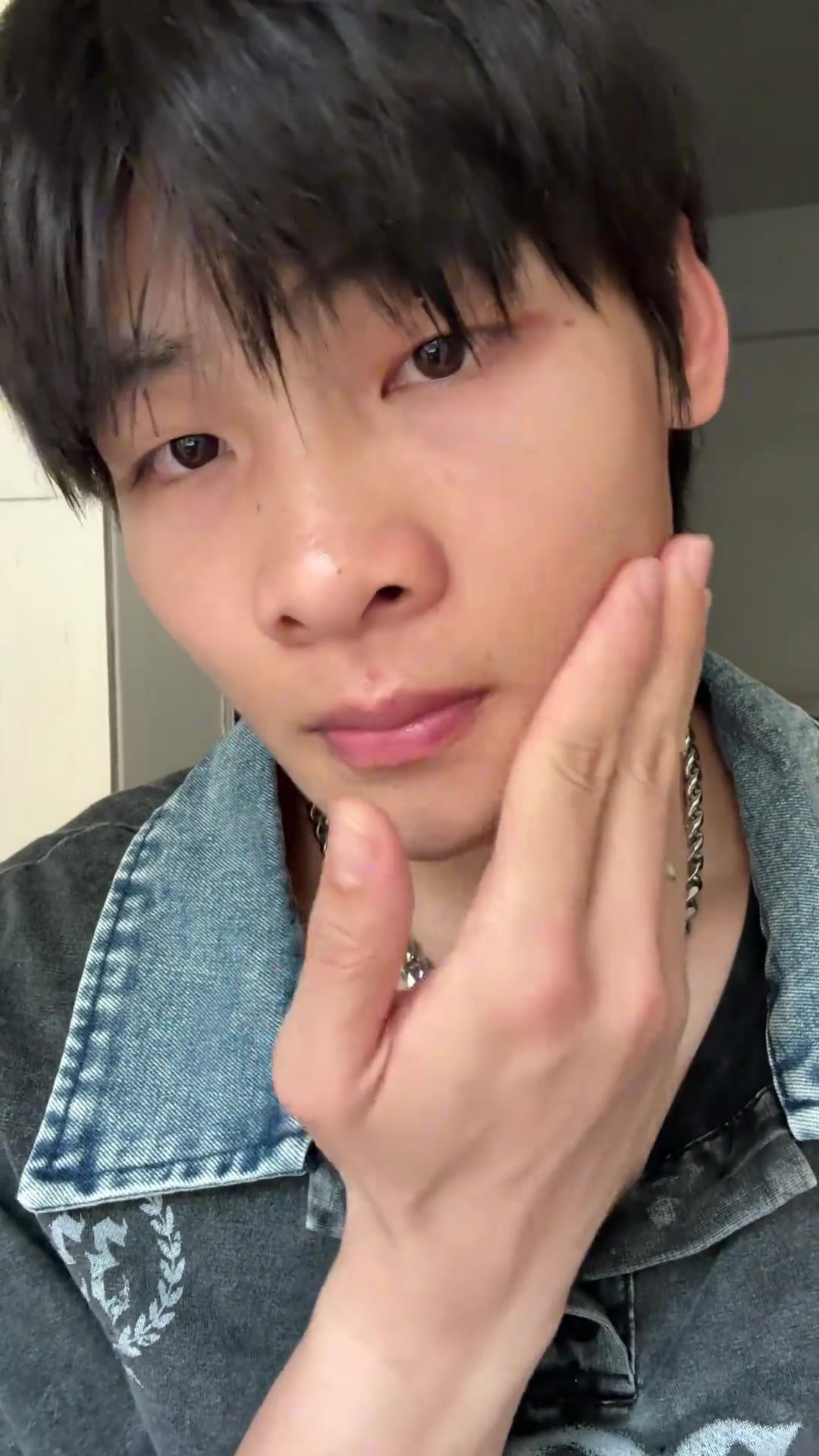 健身后,薄肌男的腹肌对镜自拍