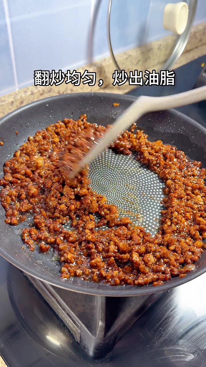 把生肉和熟肉混合，就能做透油皮的酱肉小笼包