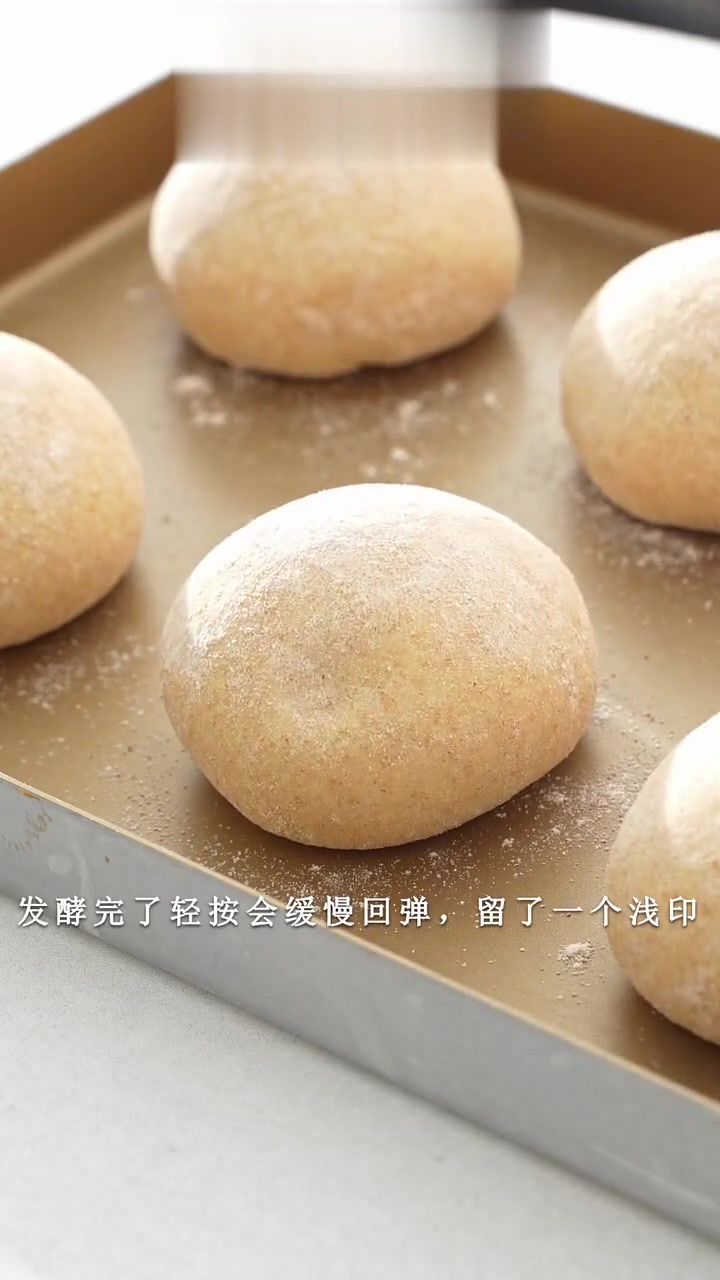 实现麦满分自由丨柔软好吃又健康，自制简单所需食材：麦芬胚（可做6个）：水130g，鸡蛋50