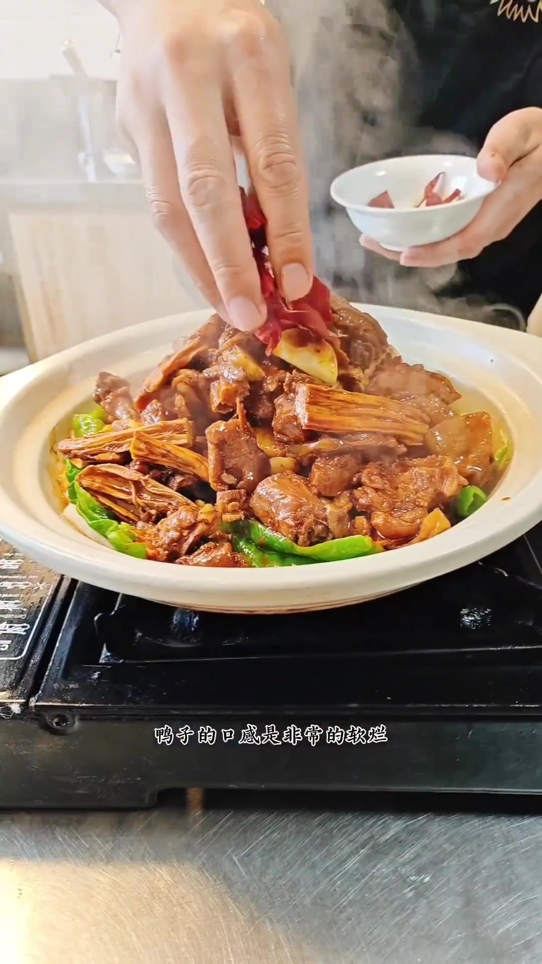 不一样的樱桃骨鸭做法软烂口感超诱人