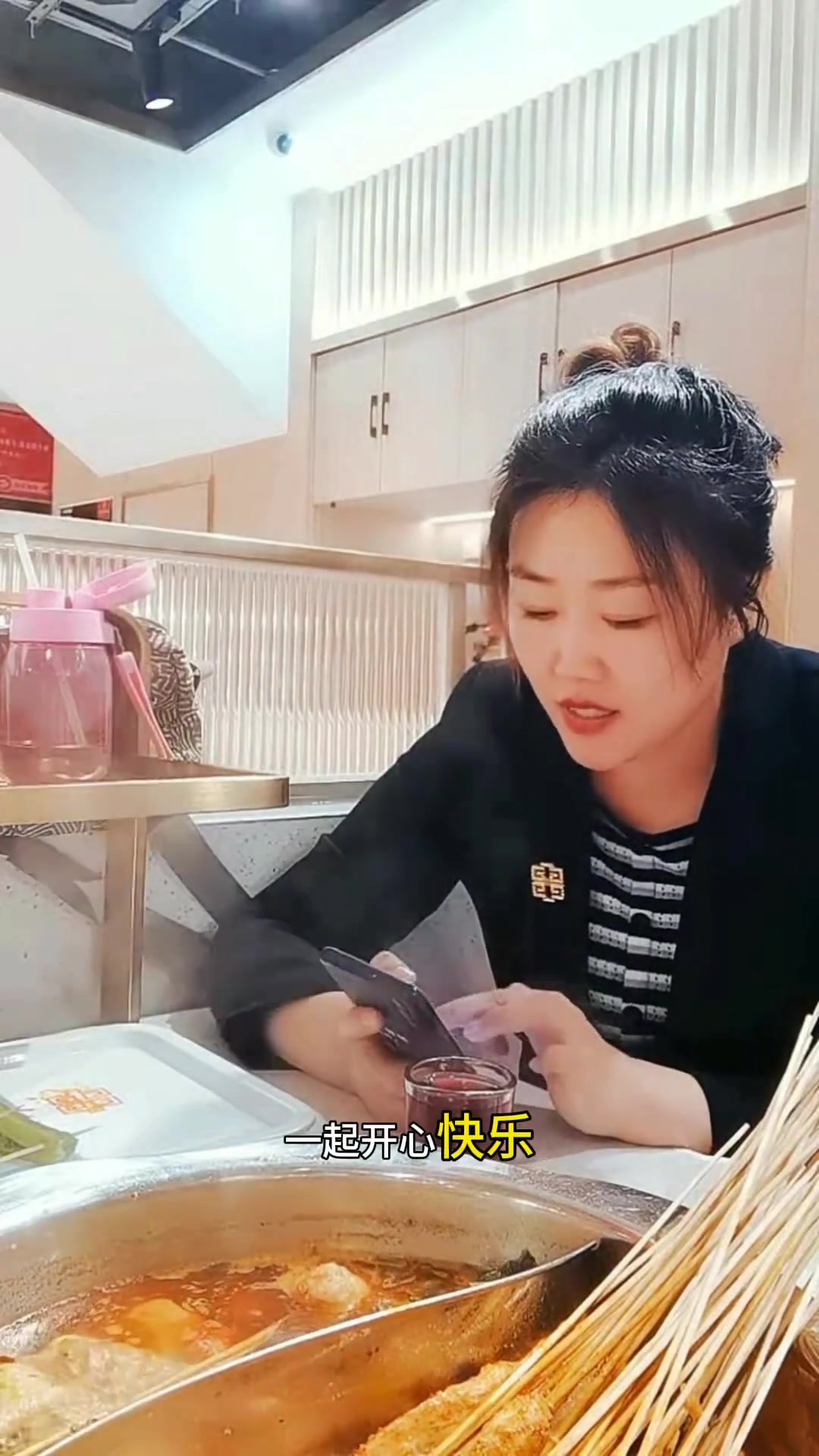 跨年之夜,与袁粉和家人共度!喝着红酒、吃着鸡爪爪,一起迎接新年的到来。据说多吃鸡爪爪可以抓