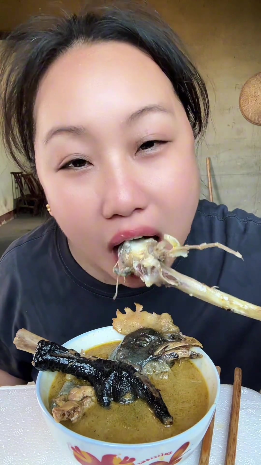 今天炖了一只乌皮土鸡，味道鲜美营养丰富