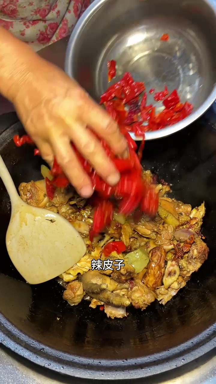 用自己家养的土鸡，做正宗新疆大盘鸡，鸡肉紧实，土豆软糯