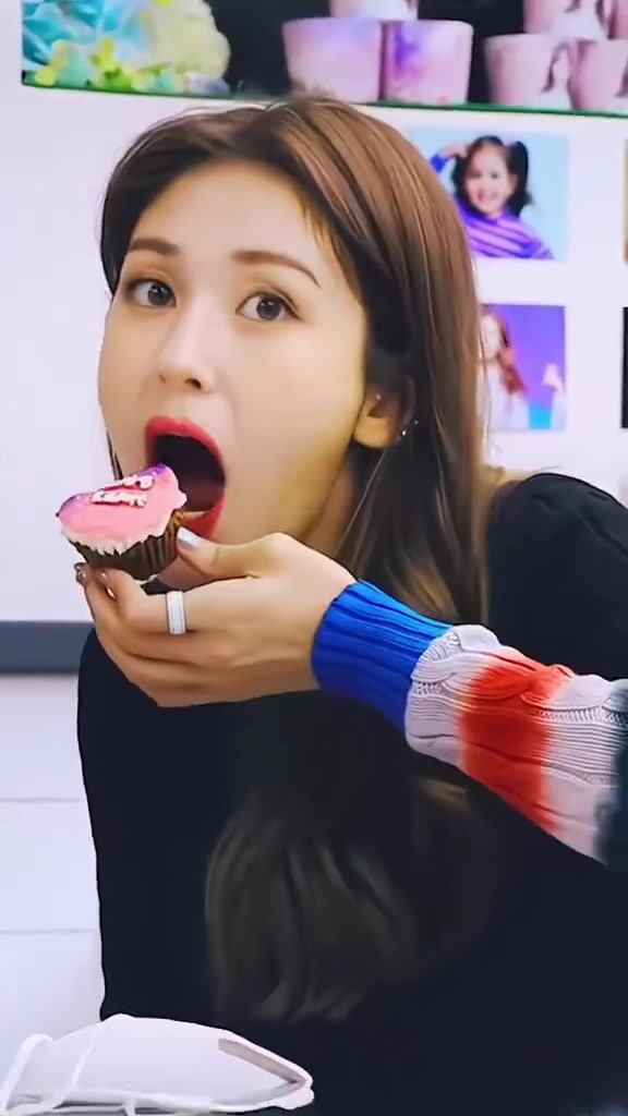 somi吃蛋糕和王思聪吃热狗一个样