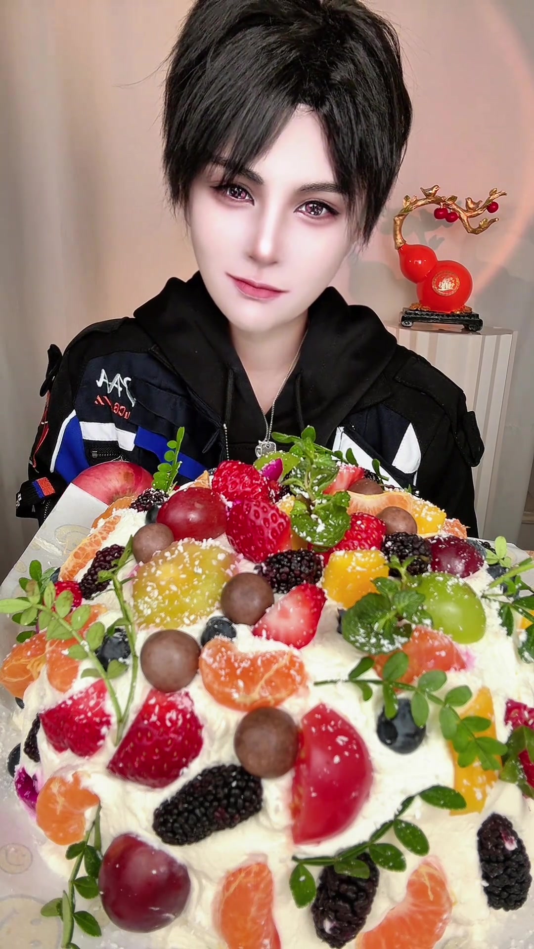 今天安排咱家宝子点的夏以昼～自制水果千层宝子要看的全是水果的水果蛋糕。所以就狠狠加料,一口