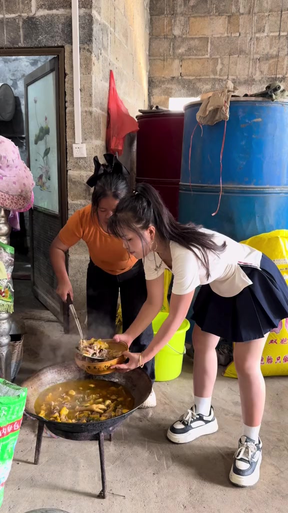 今天爸爸65岁生日，七兄弟姐妹一人一层蛋糕为他祝寿，聚在一起吃饭发红包超幸福