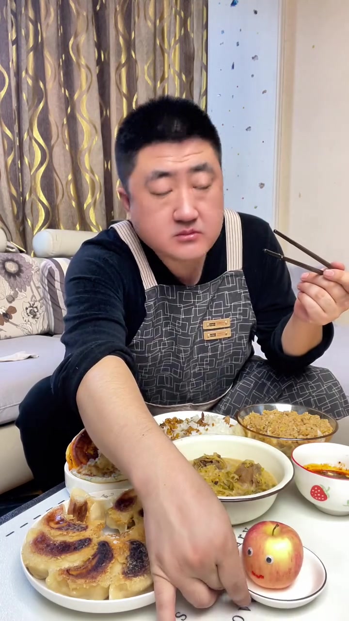 家常美食大集合!酸菜炖大骨、冰花煎饺啥都有