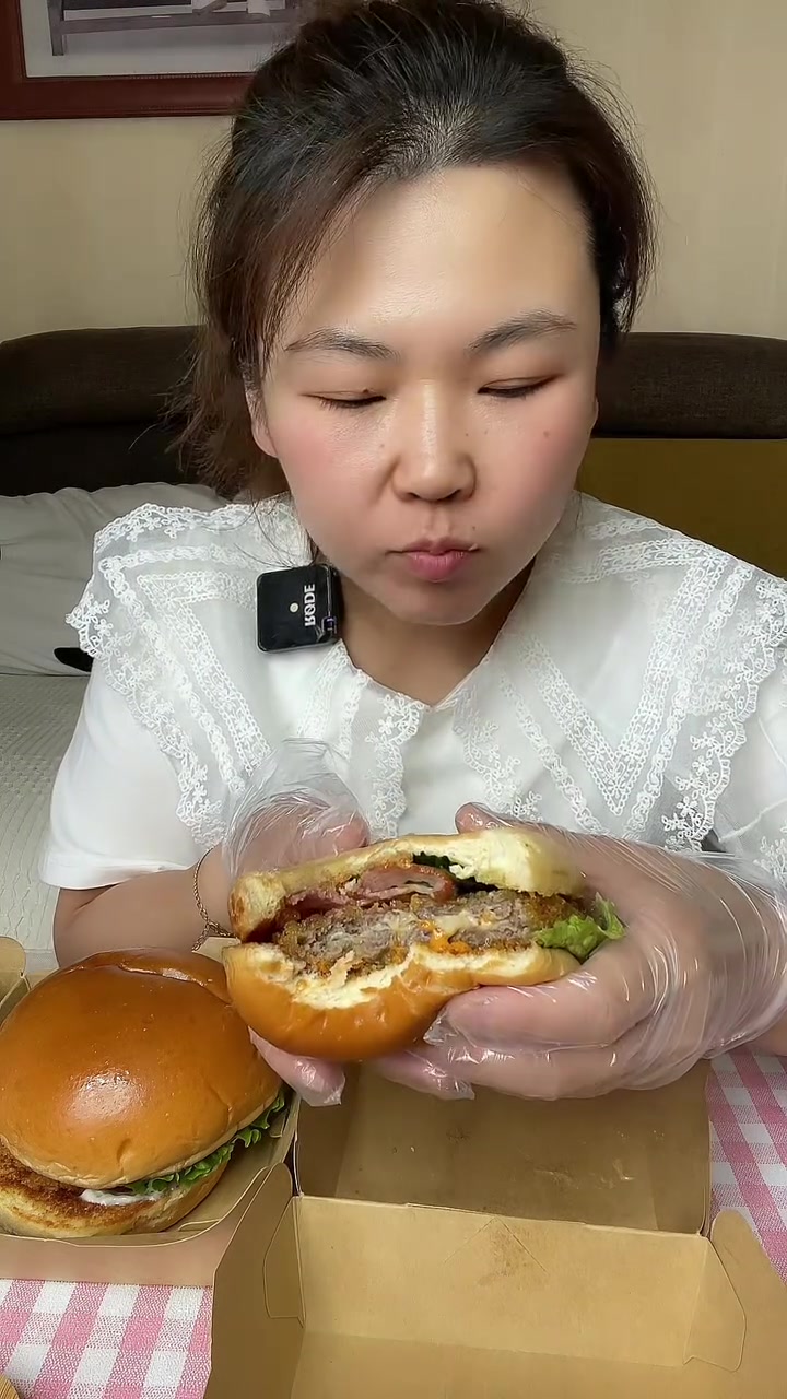 汉堡:牛肉培根搭配芝士超诱人