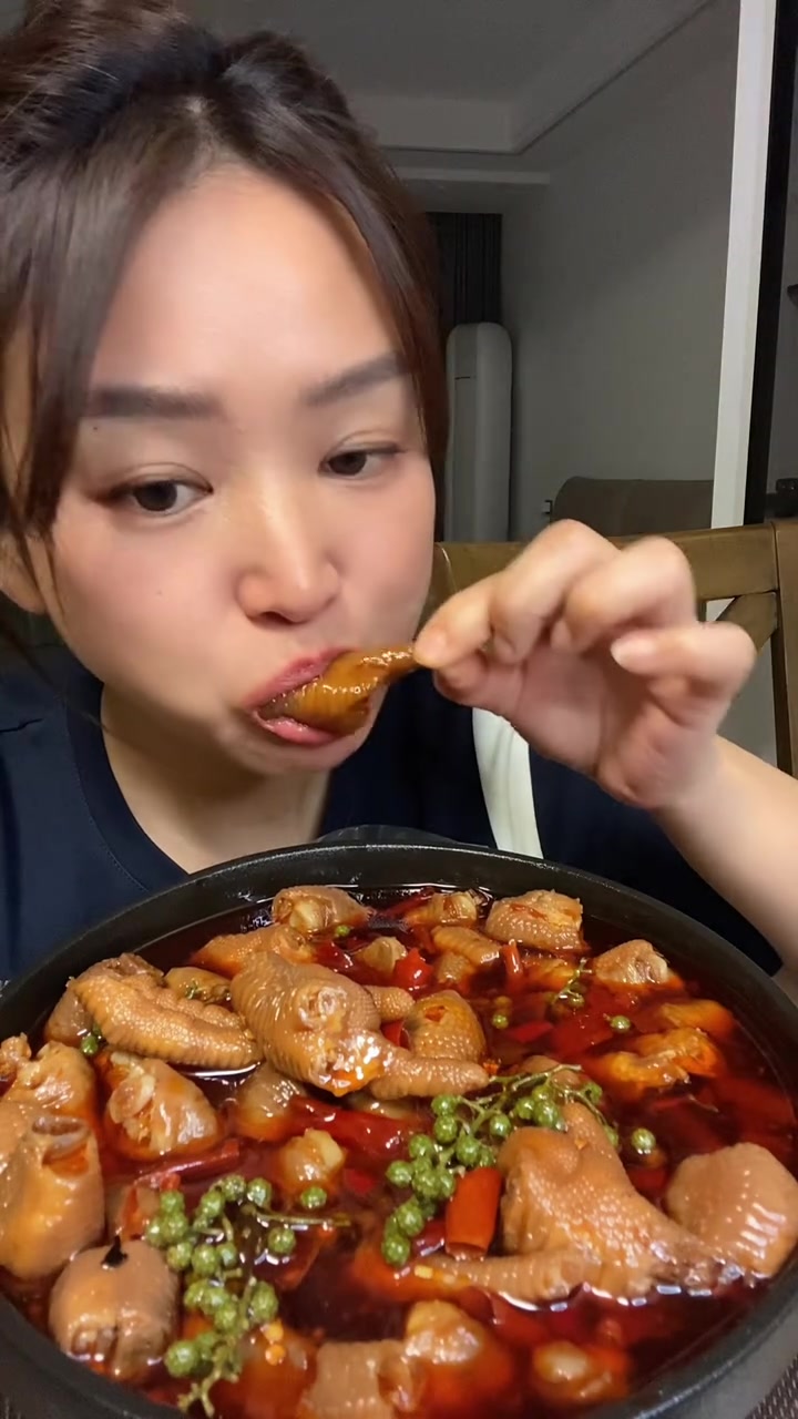 麻辣鲜香,椒麻鸡爪冻多给250克鸡肘,链接有写赠送就是还有哦囤货哈