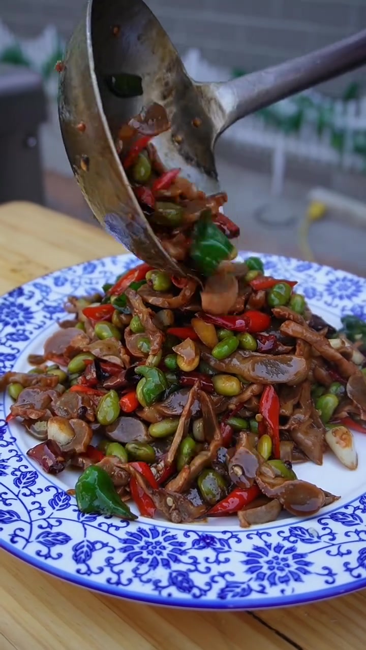 炒鸡腿超好吃搭配毛豆绝了下饭又下酒!