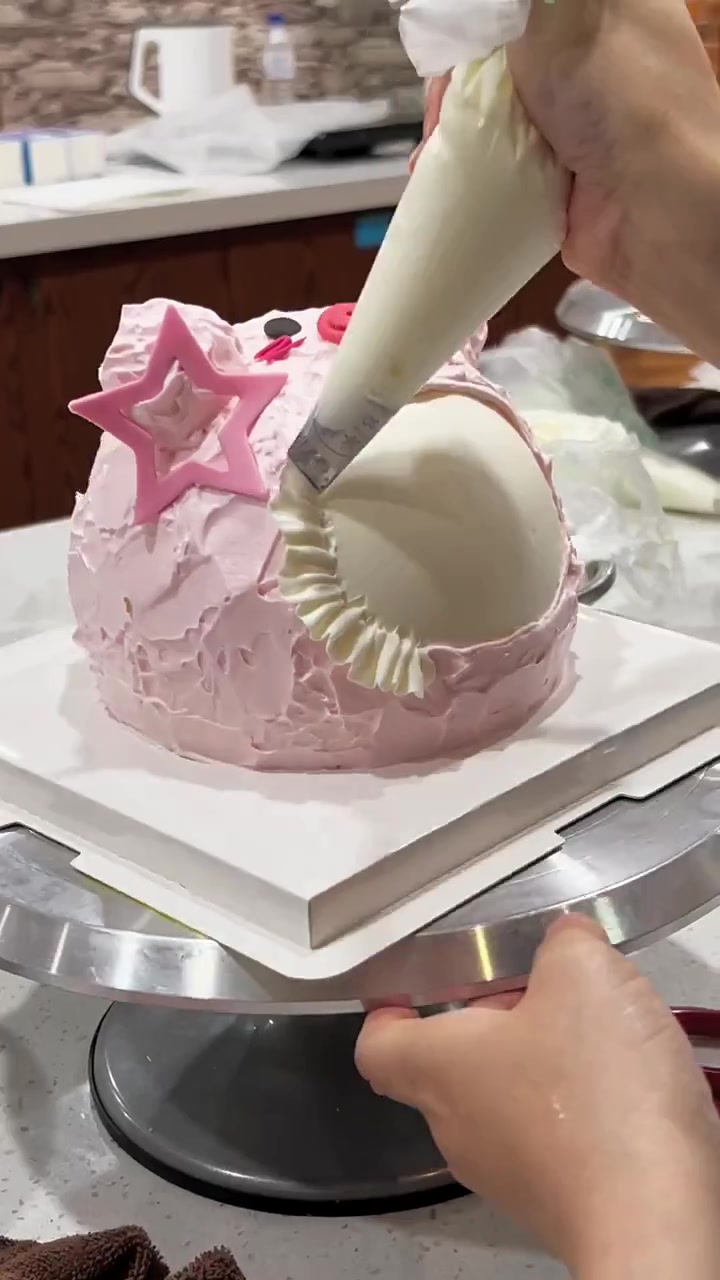 零基础学蛋糕第三天,制作卡通异形kt猫蛋糕