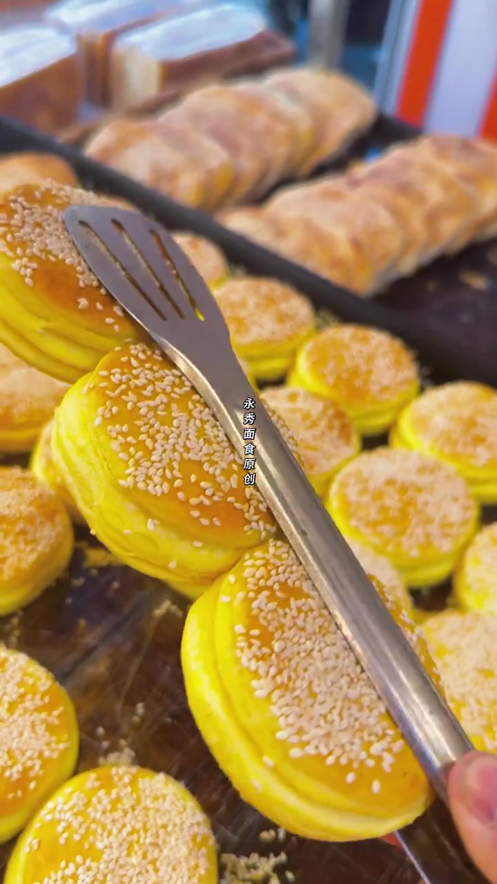 南瓜千层小圆饼:面粉10斤,酵母25克,泡打粉20克,烧饼伴侣25克,白糖200克(可不放