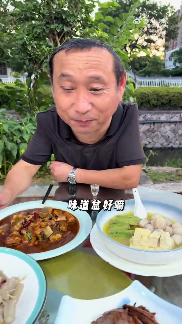 谁懂啊!舟山阿叔带着「奶奶的秘方菜」杀疯了  臭海菜菇+臭豆腐+炖芋艿搞“臭香暴击”,阿叔