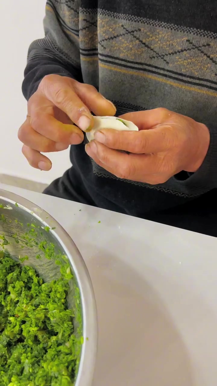 我爸妈来北京第一顿饭就是包饺子，还是野菜馅的，幸福在此具象化了