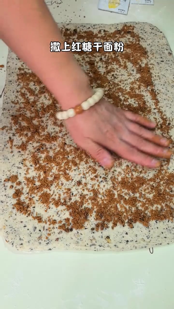 这个黑芝麻红枣核桃养生馒头真的是又好吃又有营养,个个蓬松喧软松软香甜,全家人抢着吃