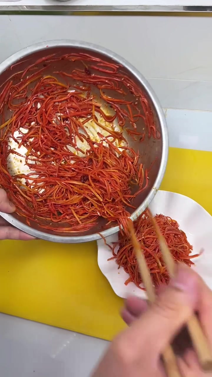 媳妇点菜我来做，今天做个炸油饼卷菜