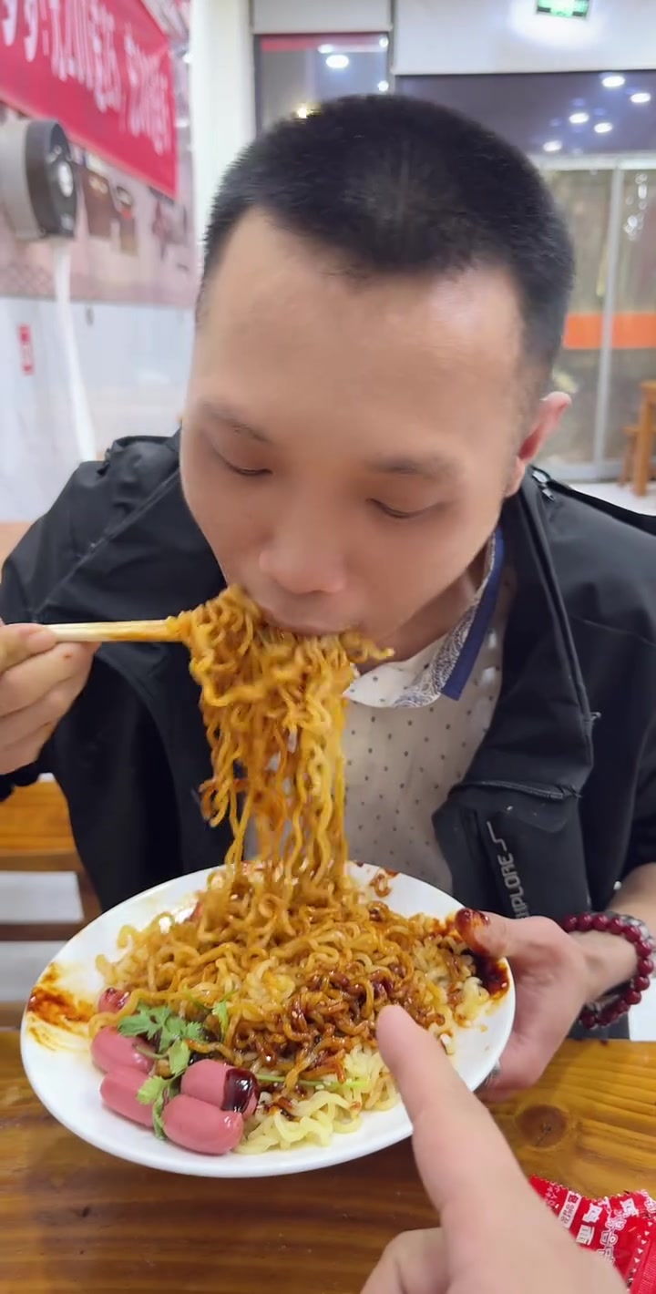 挑战三分钟吃两大盘超辣火鸡面能行吗?