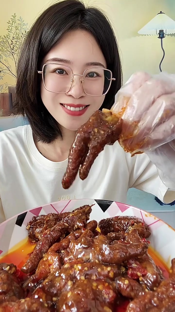 王小卤虎皮凤爪,个头又大又饱满,每只凤爪都浸满了汤汁,麻辣鲜香,皮酥肉嫩,一嗦就脱骨了,就