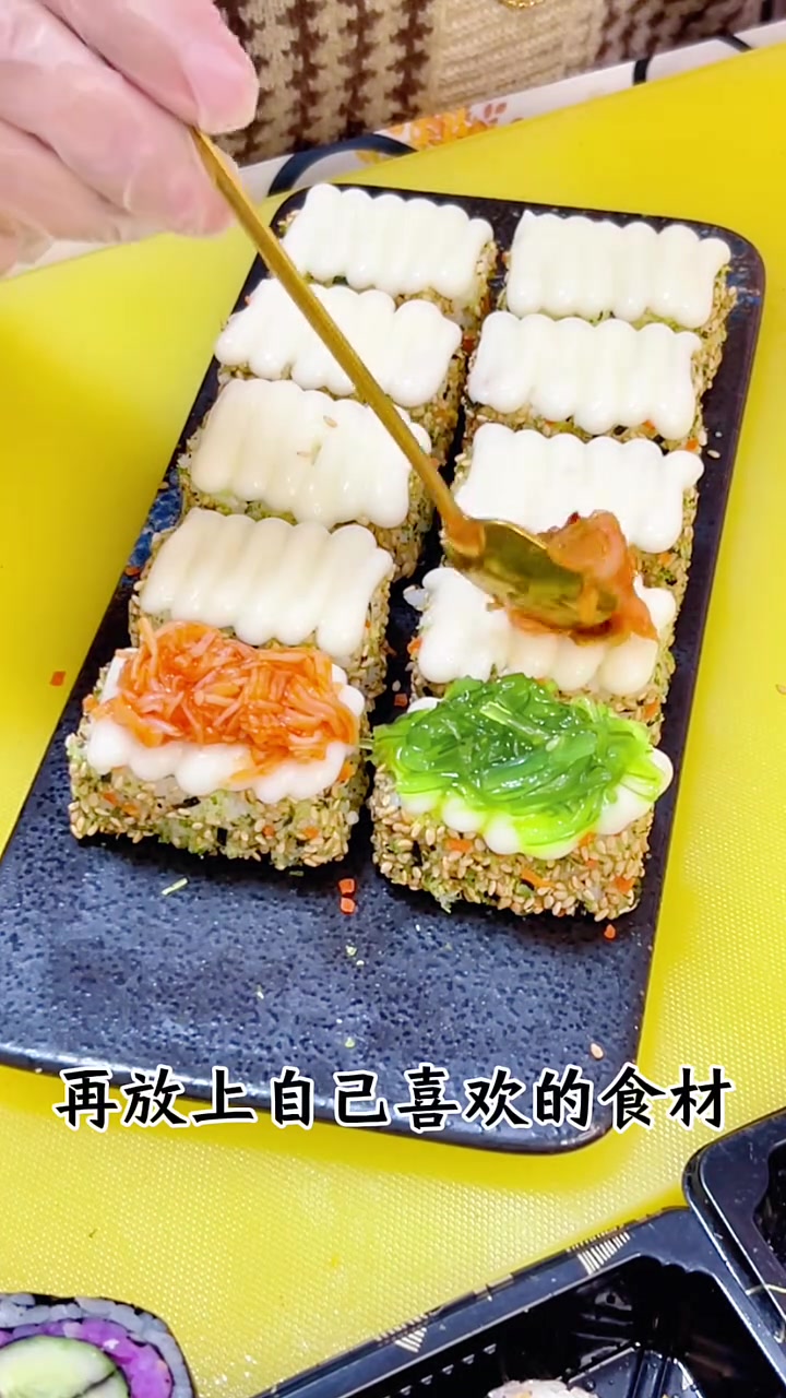 一款不含海苔的军舰寿司