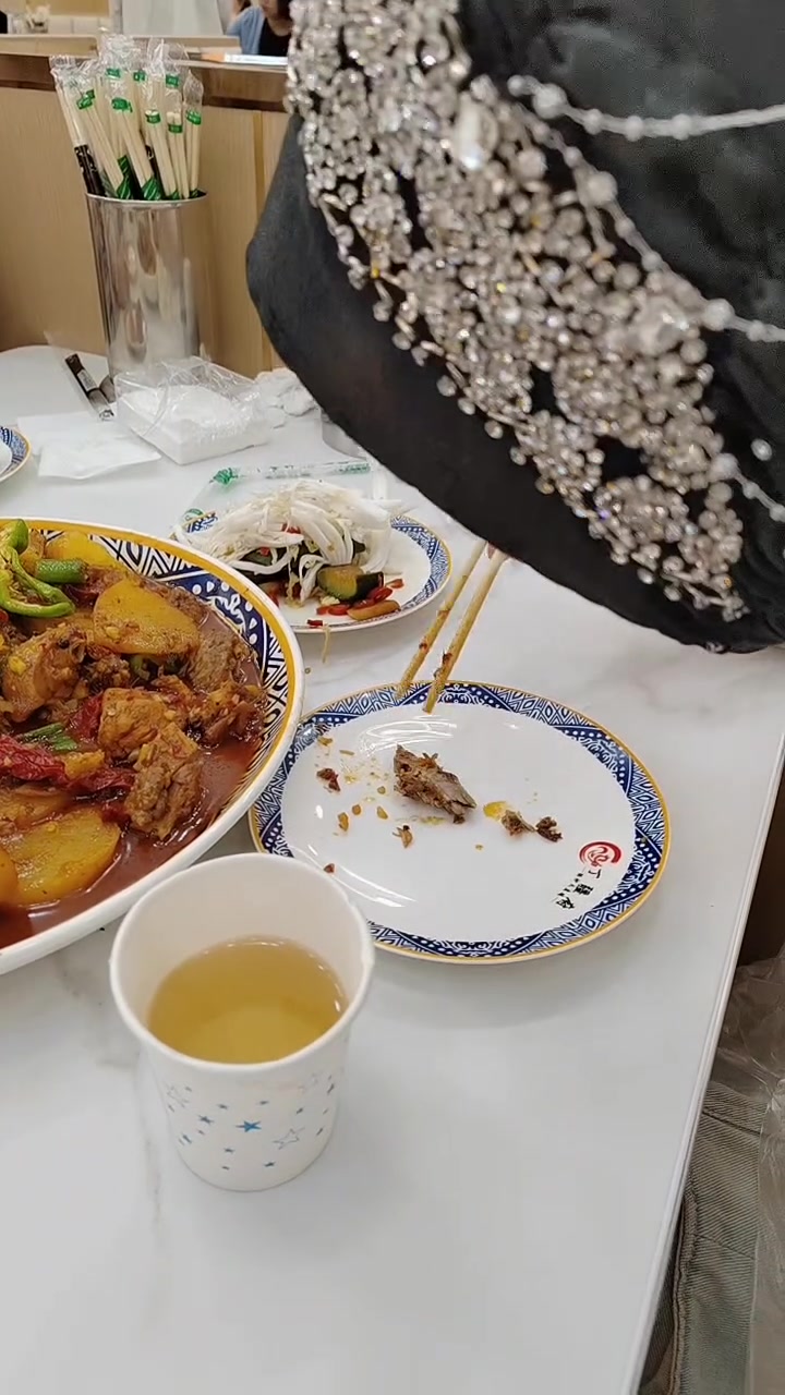 请老婆孩子吃丁疆府鲜炒大盘鸡,欢迎品尝打卡