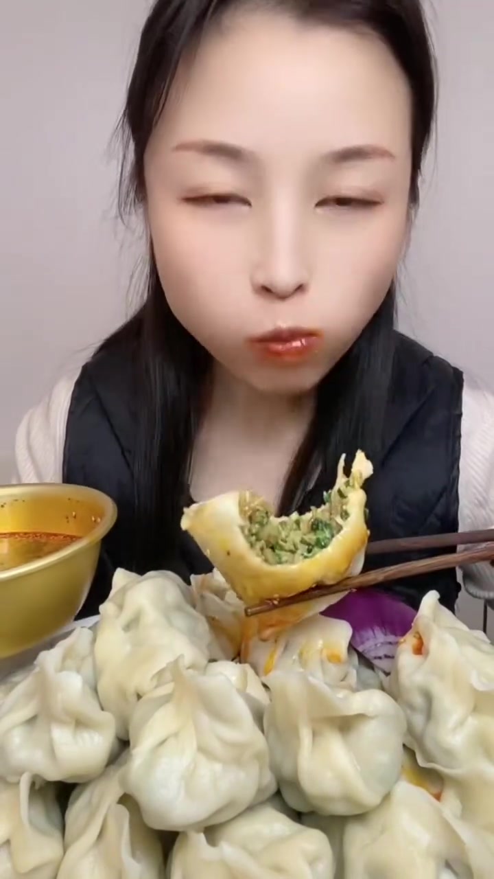自己包的韭菜香菇肉大饺子香迷糊啦