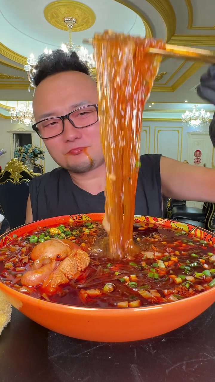 蛋黄派爆辣酸辣粉过瘾哦